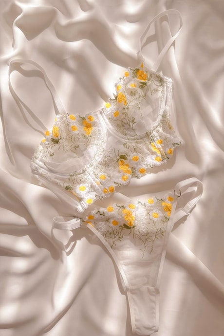 Underwire Bra Set in Lemoned